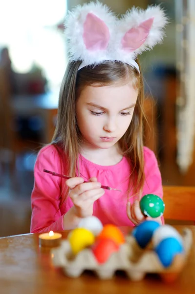 Girl painting colorful Easter eggs — Stock Photo, Image