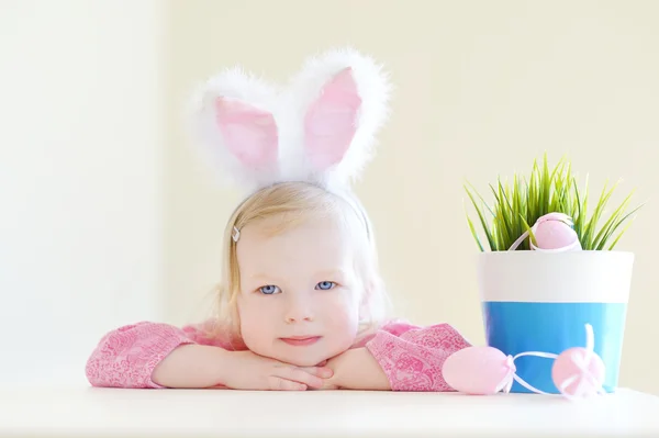 Niña usando orejas de conejo — Foto de Stock