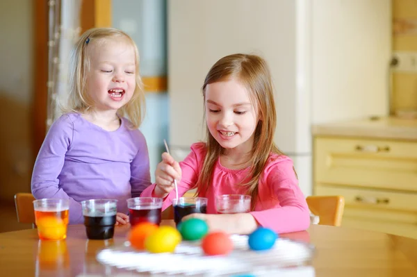 Hermanas pintando huevos de Pascua — Foto de Stock