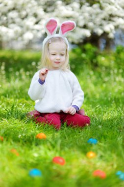 Paskalya yumurtaları için avcılık kız