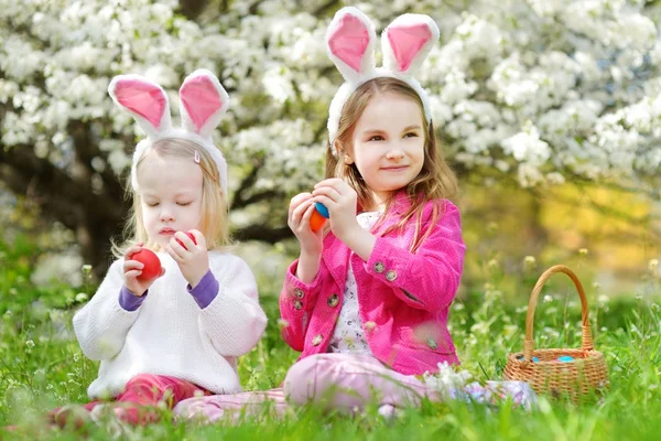 Hermanas jugando con huevos de Pascua — Foto de Stock