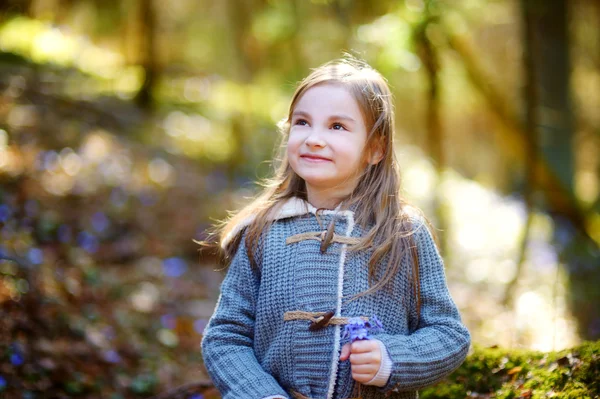 Menina escolher as primeiras flores — Fotografia de Stock