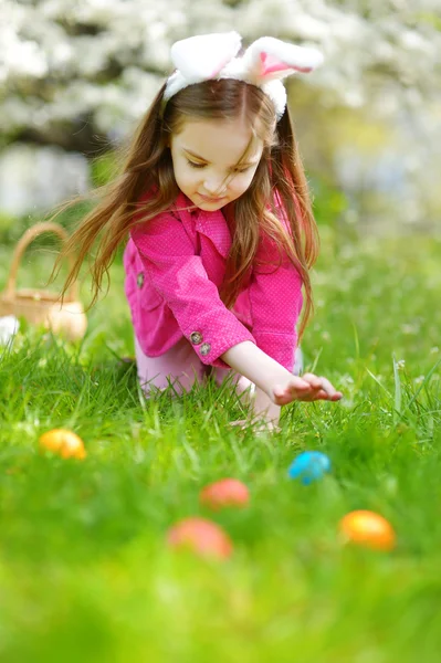 Ragazza a caccia di uova di Pasqua — Foto Stock