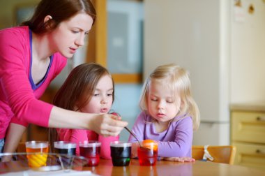 Anne ve kızı Paskalya yumurta boyama