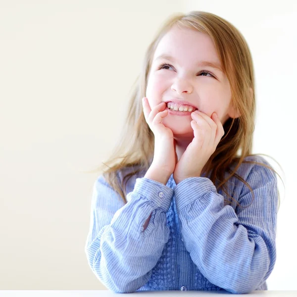 Menina bonito em casa — Fotografia de Stock