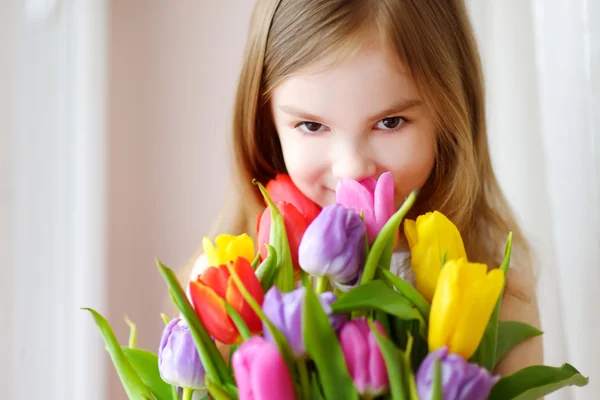 Meisje met kleurrijke tulpen — Stockfoto