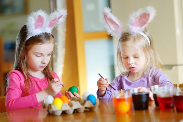 Sisters painting Easter eggs — Stock Photo, Image