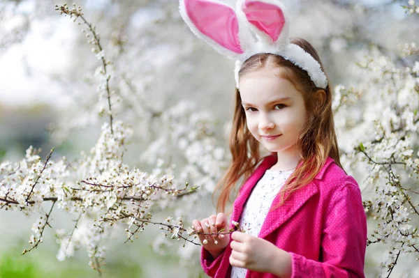 Ragazza in fiore giardino di ciliegie — Foto Stock