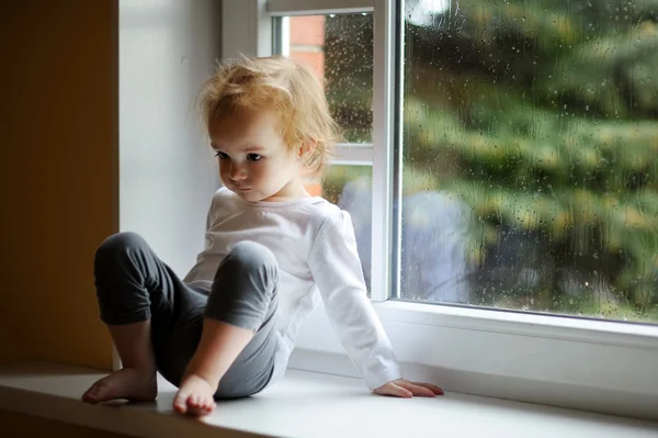 Κορίτσι μικρό παιδί κοντά σε παράθυρο — Φωτογραφία Αρχείου