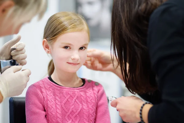 Holčička s ucho piercing — Stock fotografie