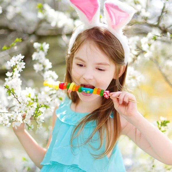 Niña usando orejas de conejo — Foto de Stock