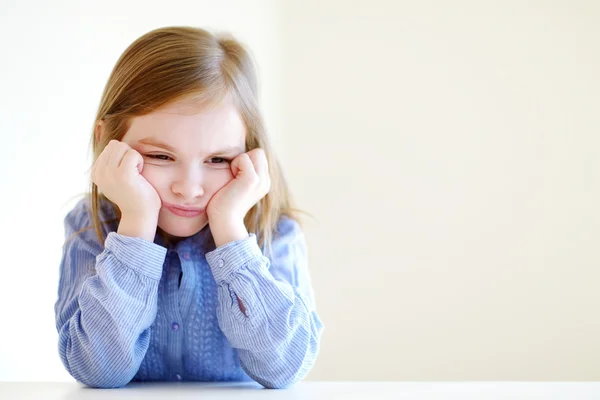 Retrato de menina zangado ou aborrecido — Fotografia de Stock