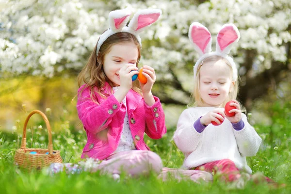 Sisters playing with Easter eggs — Stock Photo, Image