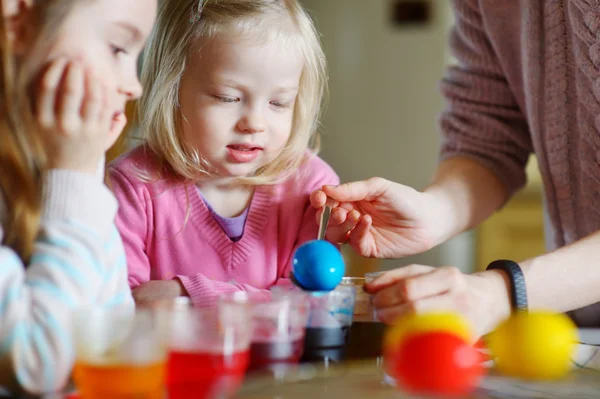 Madre e hijas pintando huevos de Pascua — Foto de Stock