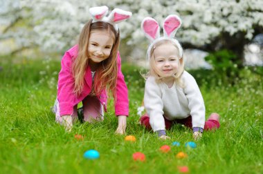 Paskalya yumurtaları için avcılık kız