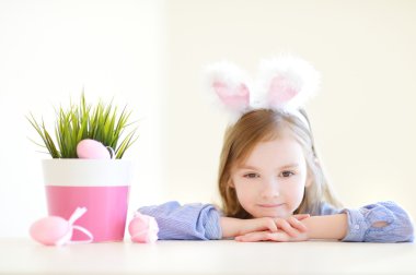 Tavşan kulakları giyen küçük kız