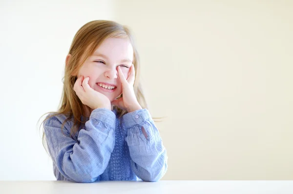 Leuk klein meisje thuis — Stockfoto