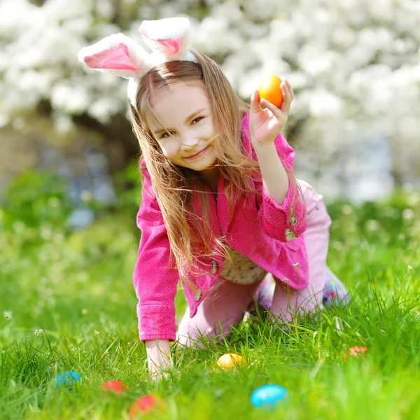 Bambina a caccia di uova di Pasqua — Foto Stock