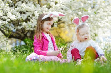 Paskalya gününde eğleniyor kız