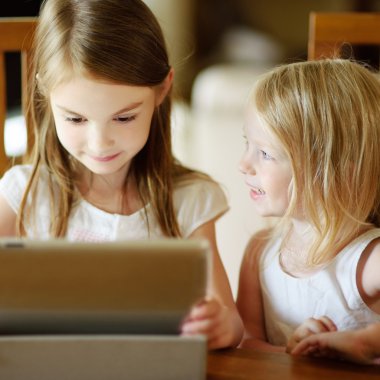Dijital tablet bilgisayar kullanarak kız