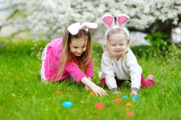 Zusters jacht voor Pasen eieren — Stockfoto