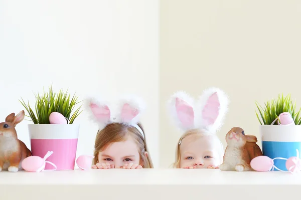 Hermanas con orejas de conejo — Foto de Stock