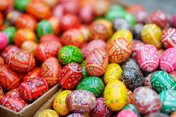 Coloridos huevos de Pascua vendidos — Foto de Stock