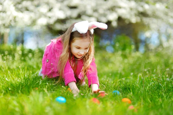 Petite fille chasse pour Pâques oeufs — Photo