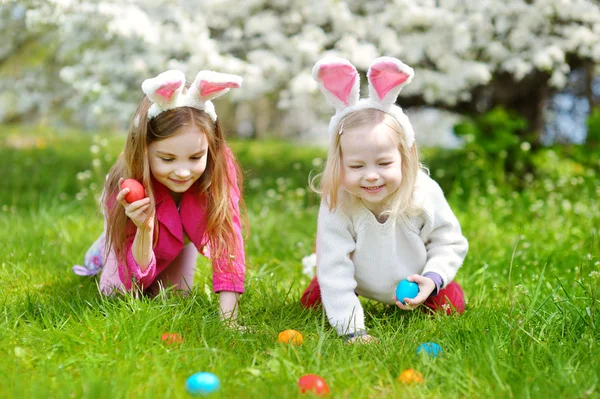 Hermanas cazando huevos de Pascua — Foto de Stock