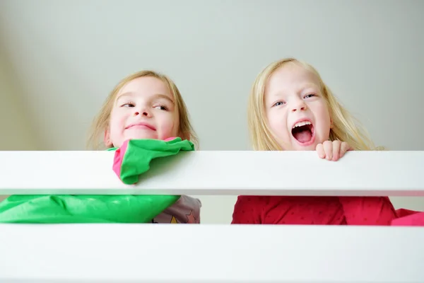 Två små systrar lurar runt — Stockfoto