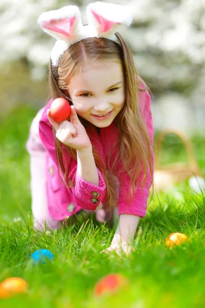 Bambina a caccia di uova di Pasqua — Foto Stock