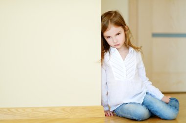 küçük kız bir yere oturmak