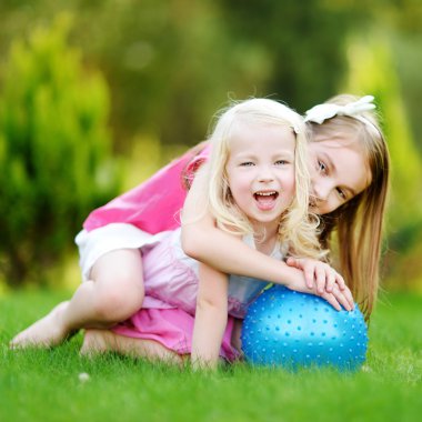 kız kardeş birlikte eğleniyor