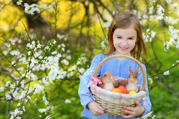 Kleine meisje bedrijf mand — Stockfoto