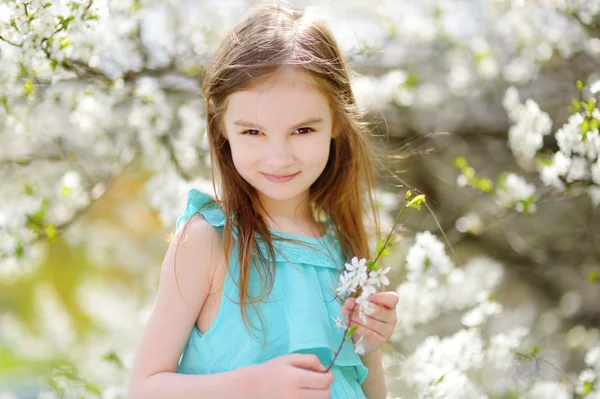 Meisje tijdens de bloei cherry tuin — Stockfoto