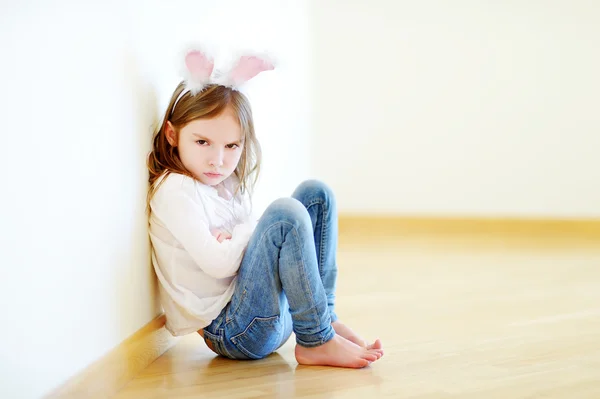 Lilla flickan bär bunny öron — Stockfoto