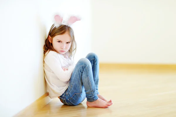 Niña usando orejas de conejo — Foto de Stock