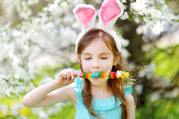 Fetiță purtând urechi de iepuraș — Fotografie, imagine de stoc