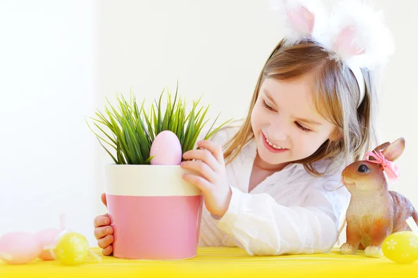 Niña usando orejas de conejo — Foto de Stock