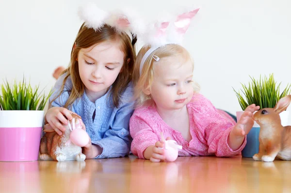 Hermanas vistiendo orejas de conejo en Pascua — Foto de Stock