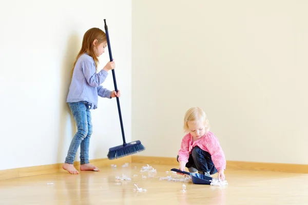 Meisjes helpt haar moeder om schoon te maken — Stockfoto