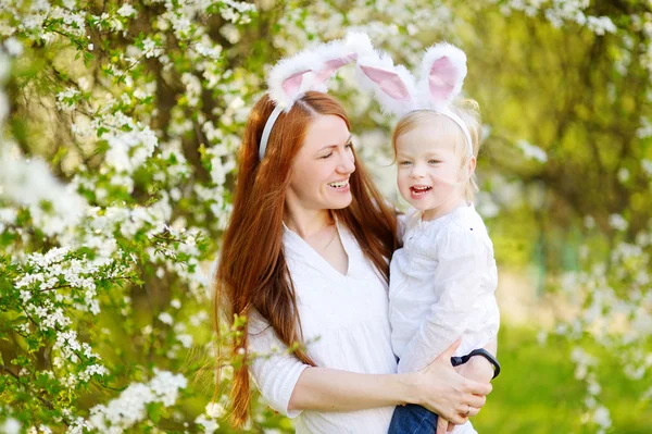 Moeder en dochter bunny oren dragen — Stockfoto