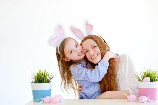 Niña y madre con orejas de conejo — Foto de Stock