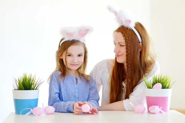 Meisje en moeder bunny oren dragen — Stockfoto