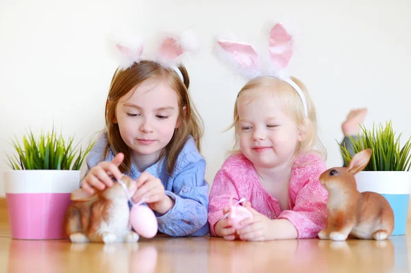 Zusters bunny oren dragen op Pasen — Stockfoto