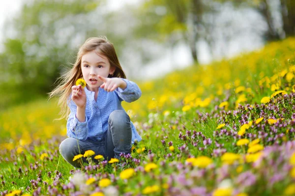 Petite fille en fleurs de pissenlit en fleurs — Photo