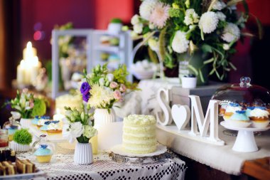 Renkli kek dekore edilmiş