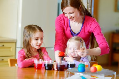 Anne ve kızı yumurta boyama