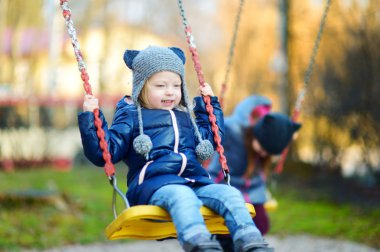 Kız salıncakta eğleniyor