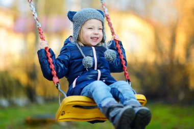 Kız salıncakta eğleniyor